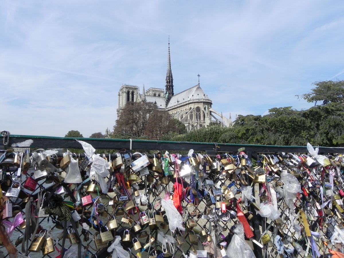 Paris - Schlösser an der Brücke bei Notre Dame